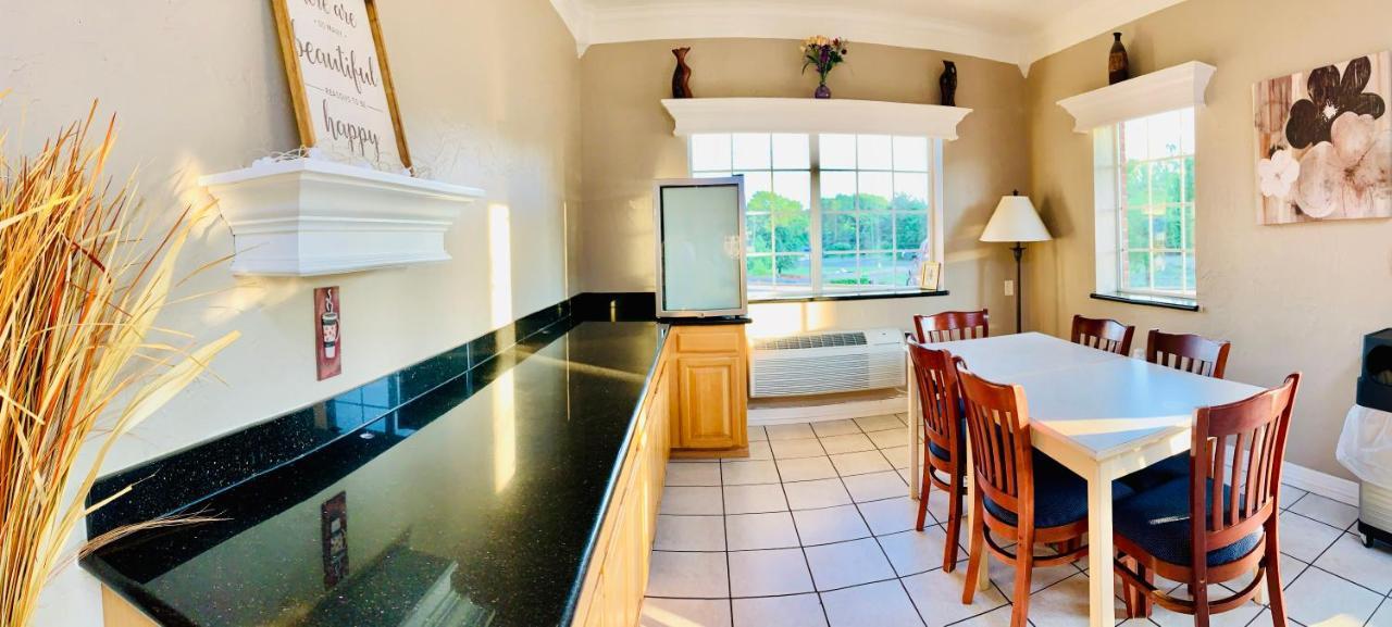 Weston Inn & Suites Rusk Bagian luar foto